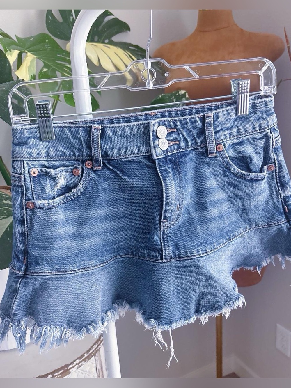 American Eagle Y2K Low Rise Denim Mini Skirt Raw Hem Stretch Jean Skirt Size 0